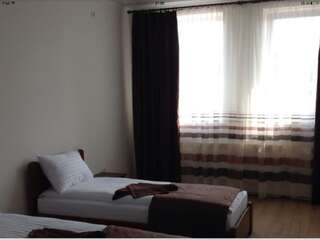 Отель Турист Умань Двухместный номер с 2 отдельными кроватями-1